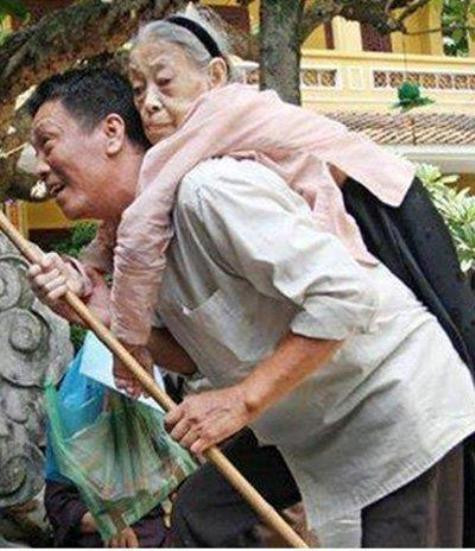 Bức hình đi kèm với bài thơ "Lời mẹ yêu" khiến hàng ngàn thành viên mạng xúc động và đồng cảm. Bức hình đi kèm với bài thơ "Lời mẹ yêu" khiến hàng ngàn thành viên mạng xúc động và đồng cảm.