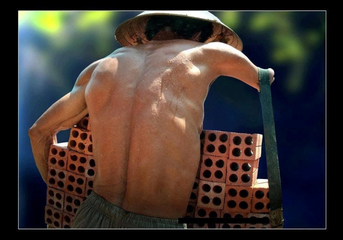 "Vượt lên số phận" là lời đề tựa cho bức tranh. Cảm phục trước nghị lực phi thường của người đàn ông tàn tật vượt lên số phận, thành viên mạng facebook đã dành tới hơn 15,000 lượt like cho bức ảnh này. "Vượt lên số phận" là lời đề tựa cho bức tranh. Cảm phục trước nghị lực phi thường của người đàn ông tàn tật vượt lên số phận, thành viên mạng facebook đã dành tới hơn 15,000 lượt like cho bức ảnh này.