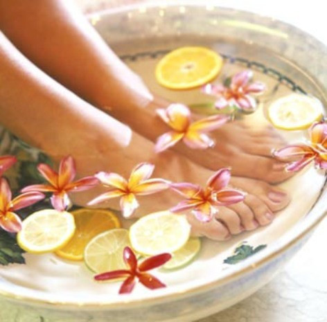 Cách chữa trị: 6. Hằng ngày trước khi đi ngủ, ngâm chân vào nước nóng ấm với muối khoảng 15-30 phút (có thể hòa nước với gừng giã nhỏ rồi ngâm) để giúp máu lưu thông. Cách chữa trị: 6. Hằng ngày trước khi đi ngủ, ngâm chân vào nước nóng ấm với muối khoảng 15-30 phút (có thể hòa nước với gừng giã nhỏ rồi ngâm) để giúp máu lưu thông.