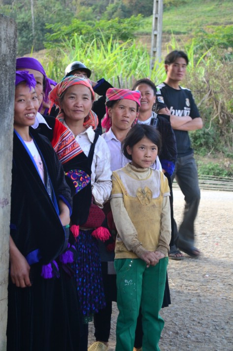 Bà con Sính Phình tò mò về những món quà Tết từ các nhà hảo tâm miền xuôi mang lên. Bà con Sính Phình tò mò về những món quà Tết từ các nhà hảo tâm miền xuôi mang lên.