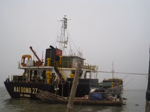 Ông Thuật cho biết thêm, tàu Hai Dong 27 được đóng mới vào năm 2008, trị giá lúc hạ thủy hơn 38 tỷ đồng. Con tàu này đang được một doanh nghiệp ở Sài Gòn thuê lại để kinh doanh (Trên khoang hàng của con tàu này hiện chứa hơn 2 nghìn tấn hàng khô cọ dừa trị giá hàng trăm triệu đồng).