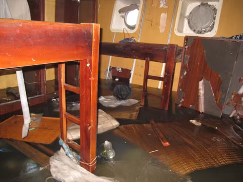 Bên trong phòng thủy thủ, nước ngập ngang chân giường.