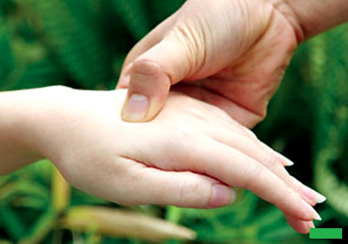 9. Bấm huyệt: Để chặn ngay các cơn đau, bạn có thể thử áp dụng kỹ thuật ấn huyệt. Dùng ngón tay cái ấn mạnh vào điểm giao nhau nằm giữa ngón cái và ngón trỏ của bề mặt bàn tay còn lại. Ấn mạnh và giữ chặt trong khoảng 2 phút. Biện pháp này kích thích sự giải phóng endorphin, một hóc môn giúp tinh thần cảm thấy phấn chấn hơn do não tiết ra. Tuy nhiên, không được áp dụng kỹ thuật này đối với những phụ nữ đang mang thai.