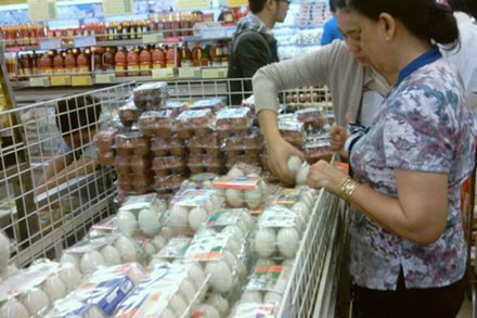 Giá trứng gia cầm tăng đột biến trong thời gian qua. Giá trứng gia cầm tăng đột biến trong thời gian qua.