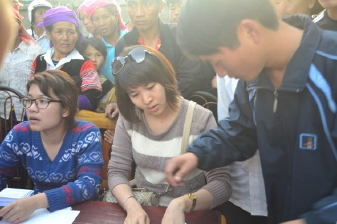 Thành viên trong đoàn từ thiện làm việc hết mình để trao tận tay những món quà ý nghĩa. Thành viên trong đoàn từ thiện làm việc hết mình để trao tận tay những món quà ý nghĩa.