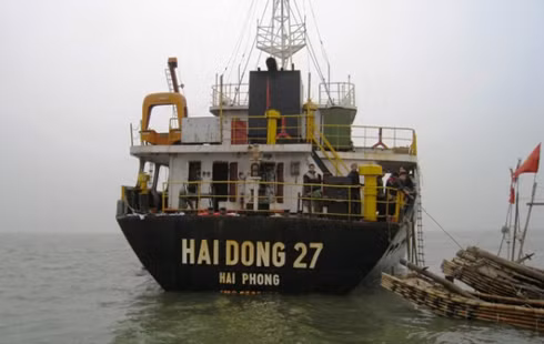 Trên thân có dòng chữ ghi Hai Dong 27. Theo thông tin mới nhất từ Bộ đội biên phòng tỉnh Thanh Hóa, Công ty TNHH Hải Đông, có trụ sở đóng tại phường Đông Khê, quận Ngô Quyền, TP Hải Phòng đã lên tiếng nhận là chủ sở hữu con tàu này.