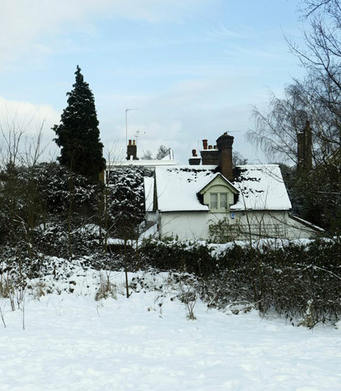 Ngôi nhà phủ tuyết trắng. Ngôi nhà phủ tuyết trắng.