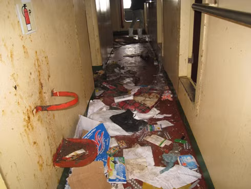 Ngoài dãy hành lang la liệt vật dụng.