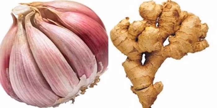 5. Tỏi 2 nhánh, gừng tươi 5g, giã nát. Mỗi buổi tối trước khi đi ngủ bôi lên tóc, sáng hôm sau gội thật sạch bằng nước ấm, làm liên tục trong 3-4 tháng.