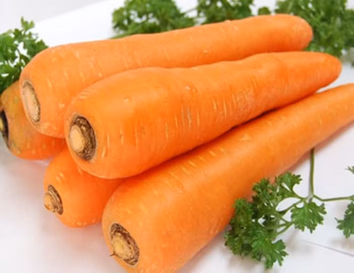 2. Cà rốt 150g, tủy heo sống 30g. Cà rốt rửa sạch ninh cùng với tủy lợn, ngày dùng 2 lần.