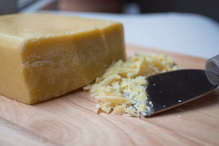 5. Tự pha chế cho mình kem dưỡng môi: Công thức cũng khá đơn giản: Trộn 1 thìa cà phê mật ong + 1 muỗng café bơ cacao + 2 thìa cà phê bột hạnh đào nhuyễn. Đánh quánh ba thứ trên và thoa lên môi 2-3 lần một ngày. Xài liên tục trong khoảng 1 tháng, bạn sẽ thấy đôi môi mình căng mọng và quyến rũ hơn hẳn. 5. Tự pha chế cho mình kem dưỡng môi: Công thức cũng khá đơn giản: Trộn 1 thìa cà phê mật ong + 1 muỗng café bơ cacao + 2 thìa cà phê bột hạnh đào nhuyễn. Đánh quánh ba thứ trên và thoa lên môi 2-3 lần một ngày. Xài liên tục trong khoảng 1 tháng, bạn sẽ thấy đôi môi mình căng mọng và quyến rũ hơn hẳn.