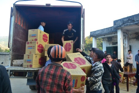 Người dân hỗ trợ bốc dỡ hàng từ xe tải. Người dân hỗ trợ bốc dỡ hàng từ xe tải.