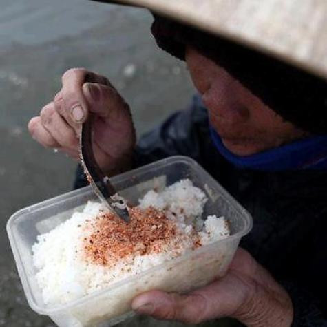 "Có những lúc bạn cảm thấy bản thân mình thua thiệt. Có những lúc bạn cảm thấy mình thua kém người khác rất nhiều... Nhưng hãy một lần nhìn xuống, vẫn còn rất nhiều người thua thiệt hơn so với bạn. Xin hãy ngừng than vãn, trân trọng hạnh phúc mình đang có, và yêu thương nhiều hơn. Bởi lẽ, đối với nhiều người, chỉ cần có được bữa cơm như thế này đã là đủ". Bức hình đã nhận được 5.984 lượt like. "Có những lúc bạn cảm thấy bản thân mình thua thiệt. Có những lúc bạn cảm thấy mình thua kém người khác rất nhiều... Nhưng hãy một lần nhìn xuống, vẫn còn rất nhiều người thua thiệt hơn so với bạn. Xin hãy ngừng than vãn, trân trọng hạnh phúc mình đang có, và yêu thương nhiều hơn. Bởi lẽ, đối với nhiều người, chỉ cần có được bữa cơm như thế này đã là đủ". Bức hình đã nhận được 5.984 lượt like.