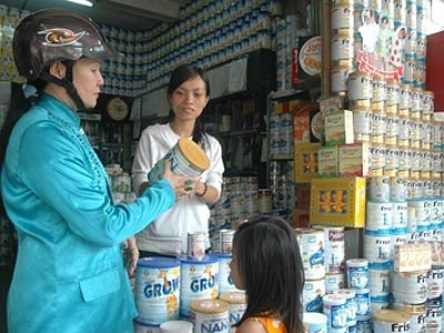 Sữa ngoại đua nhau tăng giá do thay đổi mẫu mã bao bì. Sữa ngoại đua nhau tăng giá do thay đổi mẫu mã bao bì.