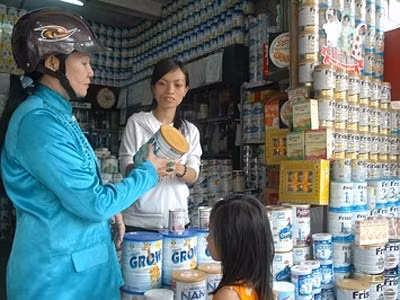 Sữa ngoại đua nhau tăng giá do thay đổi mẫu mã bao bì.