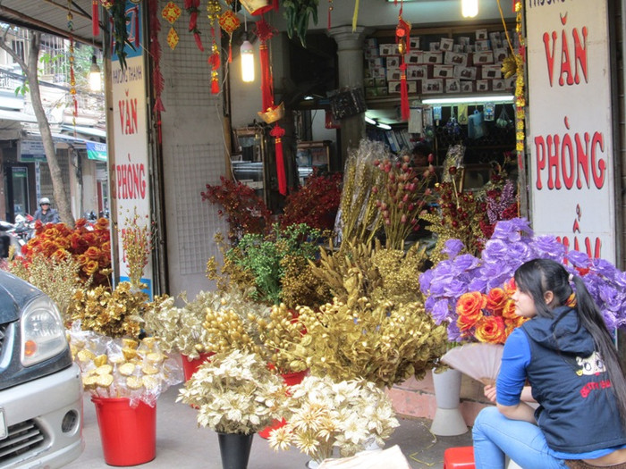 Những cành hoa tài lộc là lựa chọn lý tưởng để trang trí cho bàn thờ gia tiên thêm trang trọng. Những cành hoa tài lộc là lựa chọn lý tưởng để trang trí cho bàn thờ gia tiên thêm trang trọng.