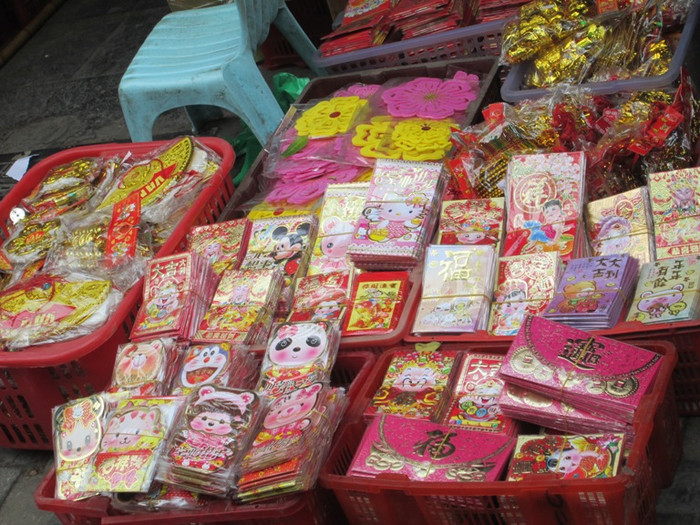 Bao lì xì với đủ mẫu mã là mặt hàng không thể thiếu được trong ngày tết. Bao lì xì với đủ mẫu mã là mặt hàng không thể thiếu được trong ngày tết.