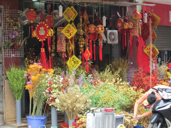 Kiểu dáng và mẫu mã những mặt hàng này cũng vô cùng phong phú, đa dạng. Kiểu dáng và mẫu mã những mặt hàng này cũng vô cùng phong phú, đa dạng.