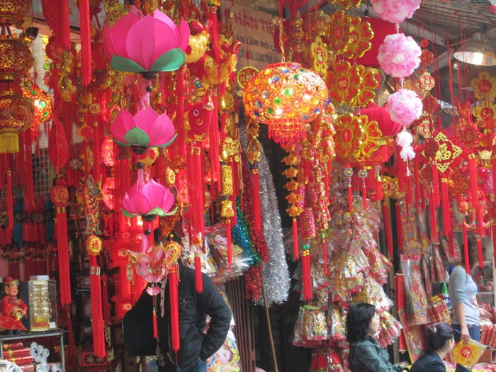 Đi trên phố Hàng Mã những ngày này, khách dễ bị choáng ngợp bởi những đồ trang trí lung linh như thế này. Đi trên phố Hàng Mã những ngày này, khách dễ bị choáng ngợp bởi những đồ trang trí lung linh như thế này.
