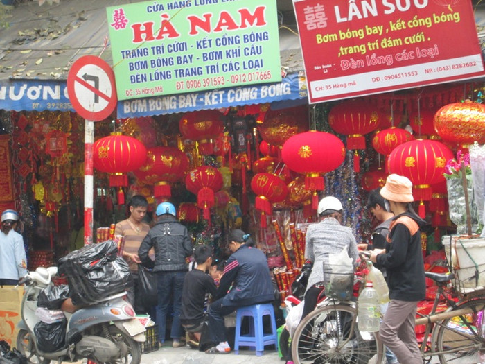 Với đủ các mặt hàng, mẫu mã, từ những chiếc lồng đèn to.... Với đủ các mặt hàng, mẫu mã, từ những chiếc lồng đèn to....