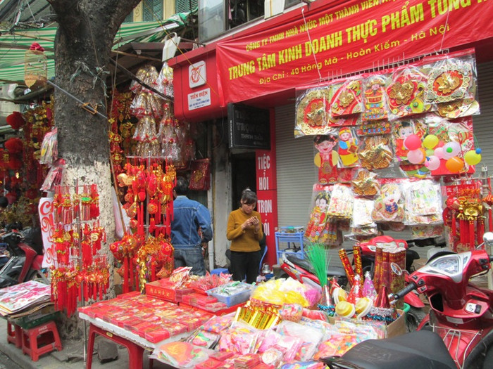 ... đến những chiếc lồng đèn nhỏ xíu để trang trí trên các cành đào, quất. ... đến những chiếc lồng đèn nhỏ xíu để trang trí trên các cành đào, quất.