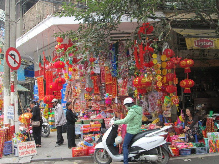 Màu đỏ chiếm vị trí chủ đạo tại tất cả các cửa hàng. Màu đỏ chiếm vị trí chủ đạo tại tất cả các cửa hàng.