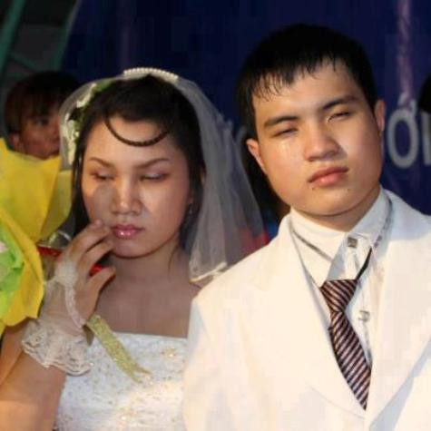 "Đây là một đám cưới rất đặc biệt vì cô dâu và chú rễ bị khiếm thị và chỉ có thể cảm nhận được vẻ đẹp của nhau bằng con tim. Dành tặng 1 like chúc mừng anh chị trăm năm hạnh phúc nhé". Tình yêu của cặp vợ chồng khiếm thị được cộng đồng mạng cảm phục, và hàng nghìn lời chúc hạnh phúc được gửi tới cặp đôi này. "Đây là một đám cưới rất đặc biệt vì cô dâu và chú rễ bị khiếm thị và chỉ có thể cảm nhận được vẻ đẹp của nhau bằng con tim. Dành tặng 1 like chúc mừng anh chị trăm năm hạnh phúc nhé". Tình yêu của cặp vợ chồng khiếm thị được cộng đồng mạng cảm phục, và hàng nghìn lời chúc hạnh phúc được gửi tới cặp đôi này.