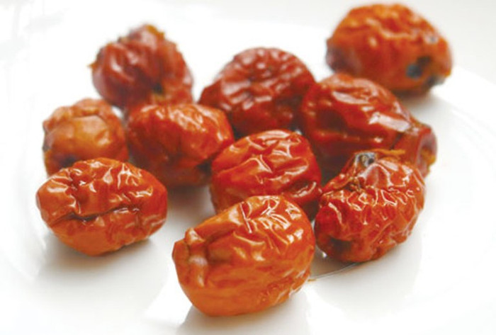 4. Cháo táo tàu: táo tàu 5 quả, hà thủ ô 15g, ngưu tất 10g, gạo 50g, đường trắng 20g. Hà thủ ô, ngưu tất ngâm rượu vang 7 ngày sau đó sấy khô tán thành bột. Gạo xay thành bột, táo tàu bỏ hạt giã nhỏ lọc lấy 250ml nước. Cho bột hà thủ ô, ngưu tất, bột gạo vào đun lửa nhỏ, cháo sôi cho đường vào quấy đều, cháo sôi lại là được. Cho trẻ ăn ngày 1 lần lúc đói. Cần ăn liền 20 – 30 ngày. 4. Cháo táo tàu: táo tàu 5 quả, hà thủ ô 15g, ngưu tất 10g, gạo 50g, đường trắng 20g. Hà thủ ô, ngưu tất ngâm rượu vang 7 ngày sau đó sấy khô tán thành bột. Gạo xay thành bột, táo tàu bỏ hạt giã nhỏ lọc lấy 250ml nước. Cho bột hà thủ ô, ngưu tất, bột gạo vào đun lửa nhỏ, cháo sôi cho đường vào quấy đều, cháo sôi lại là được. Cho trẻ ăn ngày 1 lần lúc đói. Cần ăn liền 20 – 30 ngày.