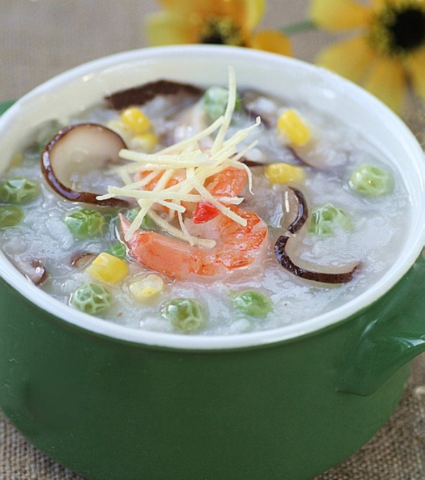 3. Cháo tôm: Tôm 150g, gạo 50g, bột gia vị vừa đủ. Tôm rửa sạch, bóc vỏ và càng để riêng. Thịt tôm giã thật nhỏ. Vỏ, càng tôm sấy khô tán bột mịn. Gạo xay thành bột. Tất cả trộn đều, thêm bột gia vị, cho vào nồi, đổ nước vừa đủ nấu thành cháo. Khi cháo chín cho bột ngọt quấy đều, cháo sôi lại là được. Cho trẻ ăn ngày 1 lần lúc đói, ăn liền 1 tháng. 3. Cháo tôm: Tôm 150g, gạo 50g, bột gia vị vừa đủ. Tôm rửa sạch, bóc vỏ và càng để riêng. Thịt tôm giã thật nhỏ. Vỏ, càng tôm sấy khô tán bột mịn. Gạo xay thành bột. Tất cả trộn đều, thêm bột gia vị, cho vào nồi, đổ nước vừa đủ nấu thành cháo. Khi cháo chín cho bột ngọt quấy đều, cháo sôi lại là được. Cho trẻ ăn ngày 1 lần lúc đói, ăn liền 1 tháng.