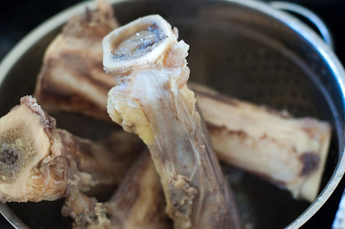 11. Dùng các loại xương lợn, gà, bò, dê, chó mỗi loại 100 gr. Mang tất cả các loại xương trên rửa sạch, đập nát, cho vào nồi đun kỹ lấy nước, bỏ bã. Thêm gạo vào nấu thành cháo, cho gia vị đủ dùng cho trẻ ăn. Món này có tác dụng làm mạnh gân cốt, thêm canxi cho trẻ. 11. Dùng các loại xương lợn, gà, bò, dê, chó mỗi loại 100 gr. Mang tất cả các loại xương trên rửa sạch, đập nát, cho vào nồi đun kỹ lấy nước, bỏ bã. Thêm gạo vào nấu thành cháo, cho gia vị đủ dùng cho trẻ ăn. Món này có tác dụng làm mạnh gân cốt, thêm canxi cho trẻ.