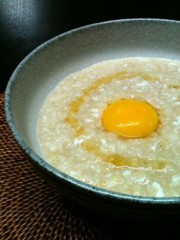 2. Cháo lòng đỏ trứng gà: Lòng đỏ trứng gà 2 cái, gạo ngon 50g, bột gia vị vừa đủ. Trứng gà luộc chín, bỏ lòng trắng, lấy lòng đỏ, sấy khô tán bột. Gạo rang vàng tán thành bột. Cả hai thứ trộn đều, cho vào nồi, đổ nước vừa đủ đun cho cháo sôi kỹ, thêm bột gia vị vào quấy đều, cháo sôi lại là được. Cho trẻ ăn lúc đói ngày 1 lần. Cần ăn trong khoảng 20 – 30 ngày. Cháo lòng đỏ trứng gà cung cấp nhiều canxi và chất dinh dưỡng cho bé 2. Cháo lòng đỏ trứng gà: Lòng đỏ trứng gà 2 cái, gạo ngon 50g, bột gia vị vừa đủ. Trứng gà luộc chín, bỏ lòng trắng, lấy lòng đỏ, sấy khô tán bột. Gạo rang vàng tán thành bột. Cả hai thứ trộn đều, cho vào nồi, đổ nước vừa đủ đun cho cháo sôi kỹ, thêm bột gia vị vào quấy đều, cháo sôi lại là được. Cho trẻ ăn lúc đói ngày 1 lần. Cần ăn trong khoảng 20 – 30 ngày. Cháo lòng đỏ trứng gà cung cấp nhiều canxi và chất dinh dưỡng cho bé