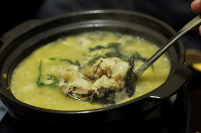 5. Cháo cá quả: Cá quả 1 con (300g), rau cải xoong 30g, gạo 50g, bột ngọt, bột gia vị vừa đủ. Chọn loại cá quả đầu bẹt, vảy ở bụng trắng, lưng đen, làm sạch cá bỏ nội tạng, đem hấp cách thủy cho chín, gỡ lấy thịt nạc ướp bột gia vị, xương cá giã nhỏ lọc lấy 200ml nước. Gạo xay thành bột, rau cải xoong rửa sạch thái thật nhỏ (có thể giã nhỏ rồi vắt lấy nước cho vào cháo). Cho bột gạo vào nước cá, đun lửa nhỏ, cháo chín cho rau cải xoong, thịt cá, bột ngọt vào quấy đều, cháo sôi lại là được. Cho trẻ ăn ngày 2 lần, cần ăn 20 – 30 ngày (có thể ăn cách ngày). 5. Cháo cá quả: Cá quả 1 con (300g), rau cải xoong 30g, gạo 50g, bột ngọt, bột gia vị vừa đủ. Chọn loại cá quả đầu bẹt, vảy ở bụng trắng, lưng đen, làm sạch cá bỏ nội tạng, đem hấp cách thủy cho chín, gỡ lấy thịt nạc ướp bột gia vị, xương cá giã nhỏ lọc lấy 200ml nước. Gạo xay thành bột, rau cải xoong rửa sạch thái thật nhỏ (có thể giã nhỏ rồi vắt lấy nước cho vào cháo). Cho bột gạo vào nước cá, đun lửa nhỏ, cháo chín cho rau cải xoong, thịt cá, bột ngọt vào quấy đều, cháo sôi lại là được. Cho trẻ ăn ngày 2 lần, cần ăn 20 – 30 ngày (có thể ăn cách ngày).