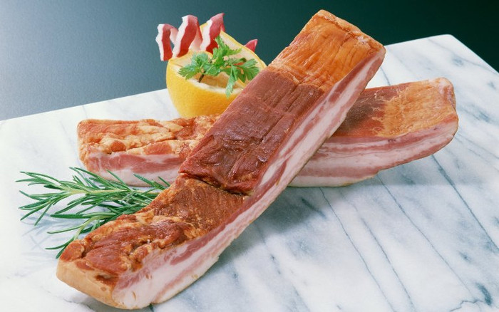 10. Xương sụn lợn: Xương sụn lợn 500g rửa sạch hầm nhừ với 50g đậu tương rồi cho trẻ ăn làm vài lần với lượng thích hợp. 10. Xương sụn lợn: Xương sụn lợn 500g rửa sạch hầm nhừ với 50g đậu tương rồi cho trẻ ăn làm vài lần với lượng thích hợp.