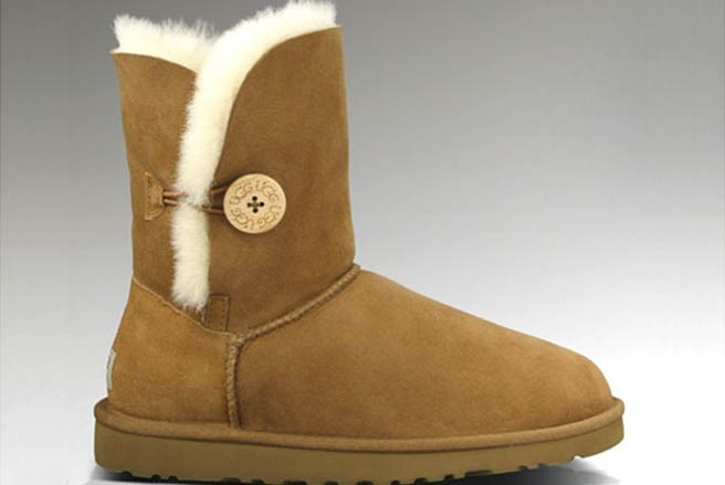 5. Giày dép Giá trị: 103,4 triệu USD Tỷ lệ trên tổng giá trị các vụ bắt giữ: 8% Tổng giá trị số hàng giày, dép giả bị bắt giữ trong năm 2012 đạt hơn 100 triệu USD, với gần 1.900 vụ. Phần lớn loại giày dép bị làm giả là giày thể thao. Số giày cao gót giả cũng đang có xu hướng tăng dần. Trung Quốc tiếp tục là nơi có lượng hàng giày, dép giả xuất vào Mỹ chiếm tỷ lệ cao nhất - Ảnh: Market Watch.