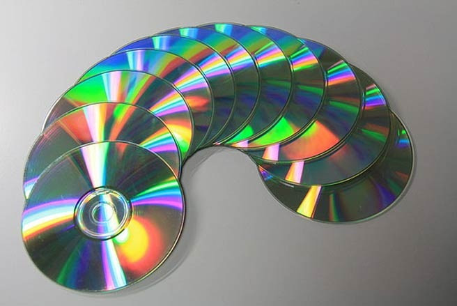 7. Đĩa quang Giá trị: 38,4 triệu USD Tỷ lệ trên tổng giá trị các vụ bắt giữ: 3% Năm 2012, các nhà chức trách Mỹ đã tiến hành truy quét được gần 2.900 vụ làm hàng giả liên quan tới các sản phẩm đĩa quang (CD, DVD), giảm khá nhiều so với hơn 4.200 vụ trong năm 2011. Tuy nhiên, về tổng giá trị số hàng hóa bị thu giữ năm 2012 lại cao hơn khá nhiều so với con số tương tự hồi năm 2011 (35 triệu USD) - Ảnh: Market Watch.