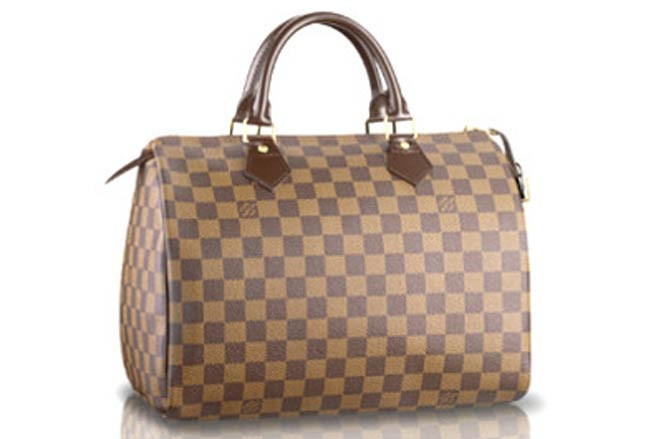 1. Túi xách, ví tiền Giá trị: 511,2 triệu USD Tỷ lệ trên tổng giá trị các vụ bắt giữ: 40% Túi xách, ví đựng tiền là loại hàng hóa bị làm giả nhiều nhất. Năm 2012, các nhà chức trách Mỹ đã tiến hành hàng loạt đợt truy quét hàng giả thuộc lĩnh vực này và thu được số hàng hóa với giá trị lên tới 511 triệu USD, trong đó hơn 446 triệu USD hàng giả là có xuất xứ từ Trung Quốc - Ảnh: Market Watch.