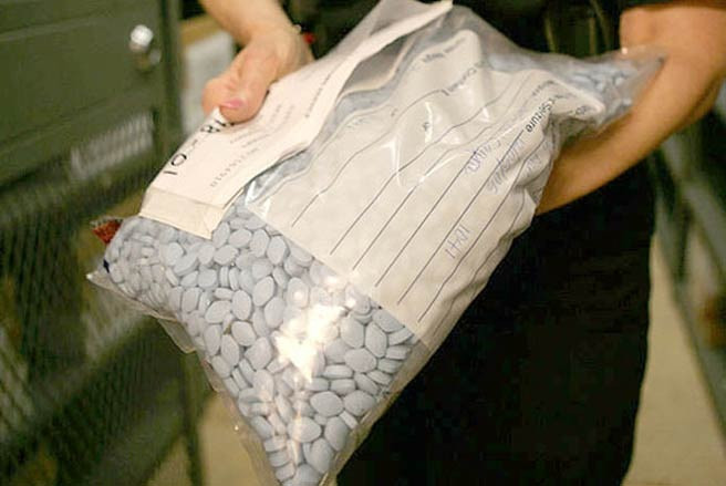 6. Dược phẩm Giá trị: 83 triệu USD Tỷ lệ trên tổng giá trị các vụ bắt giữ: 7% Tổng khối lượng thuốc men giả bị bắt giữ trong năm 2012 có giá trị lên tới 83 triệu USD, nhưng đã giảm mạnh so với mức gần 142 triệu USD của năm 2011. Phần lớn thuốc giả có xuất xứ từ Trung Quốc, chiếm giá trị 46,9 triệu USD. Dược phẩm giả có xuất xứ từ Ấn Độ chiếm giá trị 5,3 triệu USD - Ảnh: Market Watch.