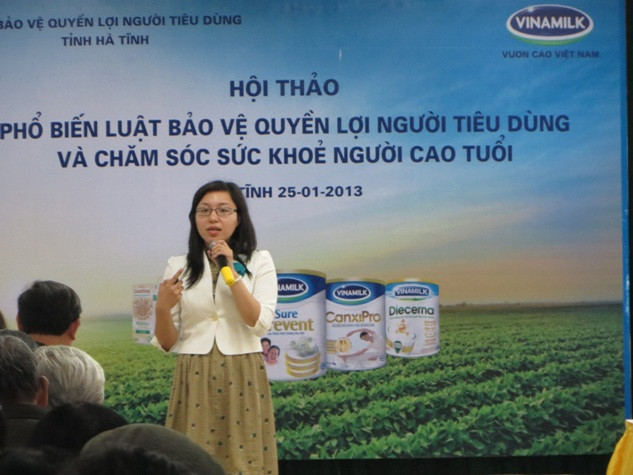Bà Nguyễn Thị Mỹ Hòa - đại diện ngành hàng Sữa Bột giới thiệu đến người cao tuổi Hà Tĩnh các sản phẩm dinh dưỡng đặc biệt cho người lớn tuổi. Bà Nguyễn Thị Mỹ Hòa - đại diện ngành hàng Sữa Bột giới thiệu đến người cao tuổi Hà Tĩnh các sản phẩm dinh dưỡng đặc biệt cho người lớn tuổi.