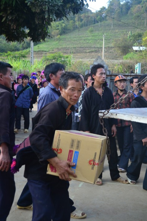 Mọi người tập trung đông đủ tại ủy ban xã để nhận quà. Mọi người tập trung đông đủ tại ủy ban xã để nhận quà.