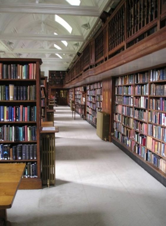 Bên trong thư viện. Bên trong thư viện.