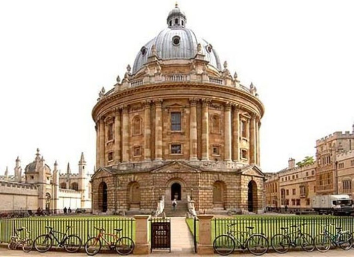 Thư viện Bodleian có số lượng sách lên tới 11 triệu mục sách, tổng số chiều dài của các kệ sách lên tới 120 dặm (khoảng 192 km) đặt trong 29 phòng đọc sách và 2.490 bàn đọc. Số lượng thủ thư của thư viện này cũng lên tới 400 người. Thư viện Bodleian có số lượng sách lên tới 11 triệu mục sách, tổng số chiều dài của các kệ sách lên tới 120 dặm (khoảng 192 km) đặt trong 29 phòng đọc sách và 2.490 bàn đọc. Số lượng thủ thư của thư viện này cũng lên tới 400 người.