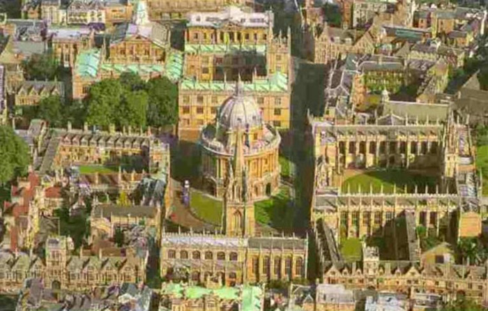 Thư viện Bodleian được thành lập năm 1602, là thư viện nghiên cứu chính của toàn bộ hệ thống các trường thuộc Đại học Oxford. Đây cũng là một trong những thư viện lâu đời nhất ở châu Âu. Thư viện Bodleian được thành lập năm 1602, là thư viện nghiên cứu chính của toàn bộ hệ thống các trường thuộc Đại học Oxford. Đây cũng là một trong những thư viện lâu đời nhất ở châu Âu.