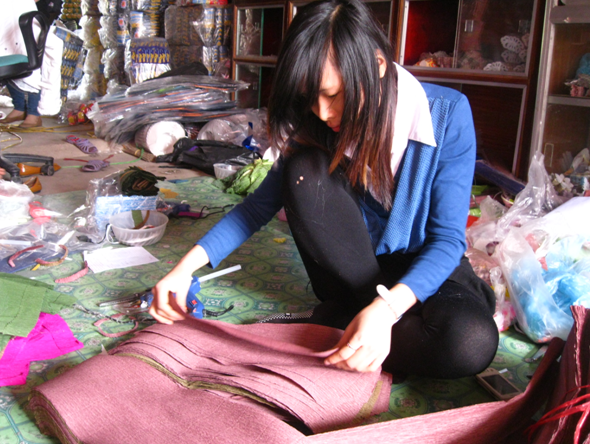 Chị Vi, sinh năm 1993, đang là sinh viên tranh thủ thời gian rảnh rỗi kiếm thu nhập. Áo bông hàng mã mỗi người thợ làm được khoảng 100 áo/ngày với giá bán buôn 4.000 đồng/áo.