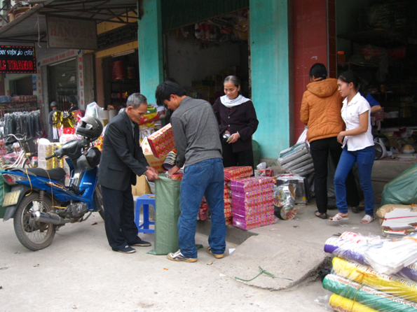 Nhộn nhịp mua bán hàng mã những ngày cuối năm.