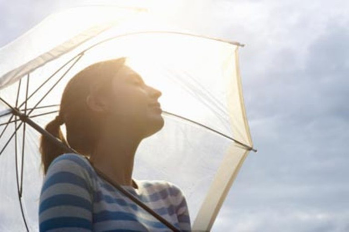 10. Tránh ánh nắng mặt trời: Vì vùng da môi không chứa chất melanin (hắc tố) nên ánh nắng mặt trời có thể gây bỏng môi. Khi ra ngoài trời nắng nóng, bạn nên bôi son hay dầu. 10. Tránh ánh nắng mặt trời: Vì vùng da môi không chứa chất melanin (hắc tố) nên ánh nắng mặt trời có thể gây bỏng môi. Khi ra ngoài trời nắng nóng, bạn nên bôi son hay dầu.