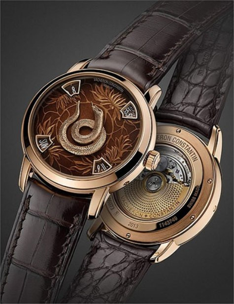 Phiên bản vỏ vàng màu phớt hồng có phần mặt đồng hồ màu nâu, tô điểm bởi các trang trí bằng vàng và dĩ nhiên hình rắn vàng nổi bật chính giữa.