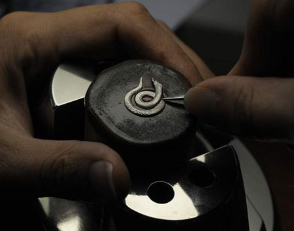 Riêng việc chạm trổ hình rắn ở chính giữa mặt đồng hồ đã tiêu tốn ít nhất 30 giờ công lao động.