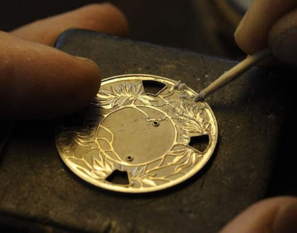 Sự tỉ mỉ, cầu kỳ trong từng nét chế tác là thứ làm nên giá trị không thể so sánh của mỗi chiếc đồng hồ - tác phẩm nghệ thuật này.