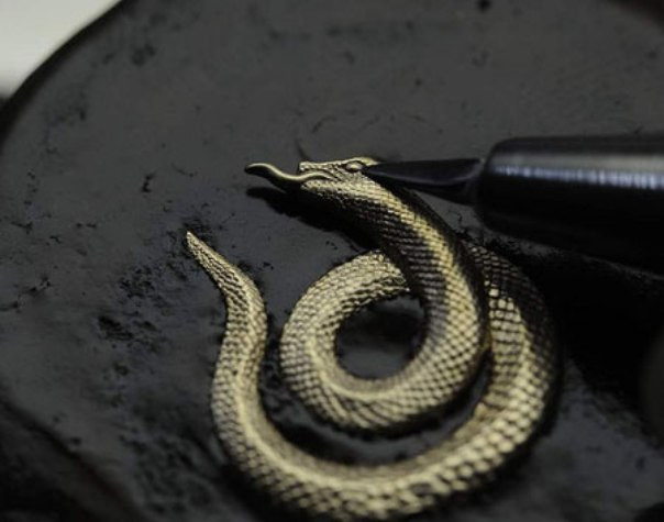 Những sản phẩm ăn theo 12 con giáp ngày càng trở nên phổ biến, không chỉ với khách hàng Trung Quốc mà nhiều tín đồ hàng hiệu trên khắp thế giới.