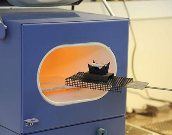 Nhiệt độ sử dụng trong kỹ thuật tạo độ sáng bóng và bền đẹp cho màu sắc trên chiếc đồng hồ luôn được giữ ở mức 800 đến 900°C.